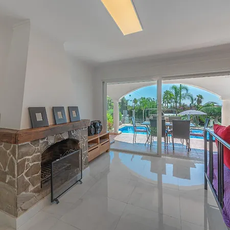 Villa Oasis: Beachside Retreat With Heated Pool & Games *